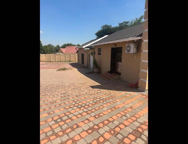 BUSINESS PROPERTY TO RENT IN CROYDON